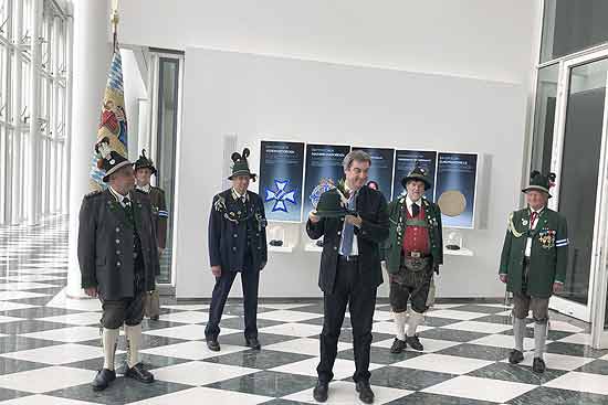 Markus Söder bei der Hut-Anprobe mit der Landeshauptmannschaft des Bund der Bayerischen Gebirgsschützen-Kompanien (©Foto; Martin Schmitz)